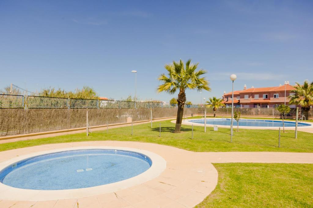 Bazén v ubytovaní Apartamentos Sanlúcar & Doñana alebo v jeho blízkosti