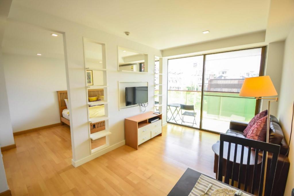 Rocco Hua Hin Beach Seaview - 一间卧室公寓，带游泳池的部分