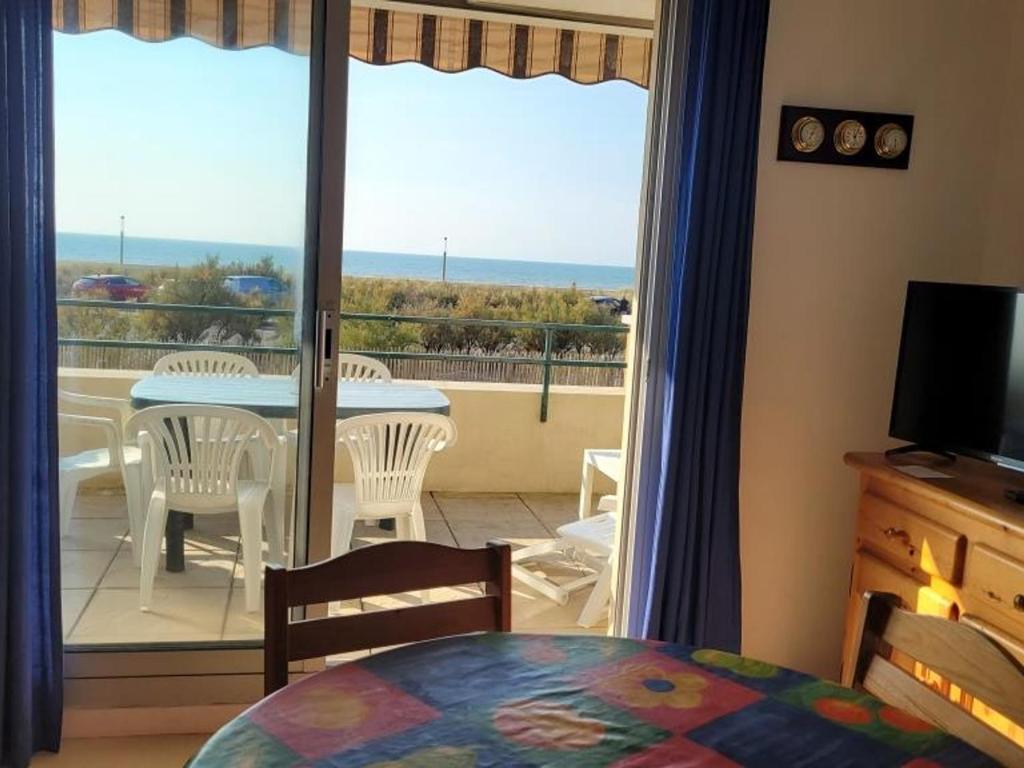 sypialnia z balkonem ze stołem i krzesłami w obiekcie Appartement bord de mer, 5 pers., animaux admis, parking, balcon équipé - FR-1-540-194 w mieście Notre-Dame-de-Monts