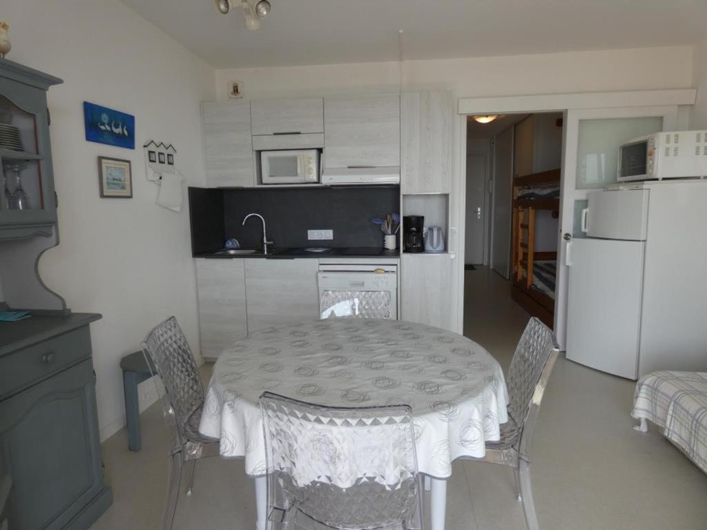 Kuchyňa alebo kuchynka v ubytovaní Notre-Dame-de-Monts - Appartement 48m² - 5 personnes - Garage - Balcon - FR-1-540-217