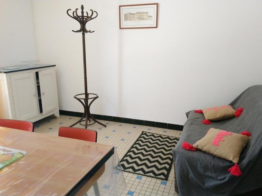 Posedenie v ubytovaní Charmante maison à 600m de la plage, 4 pers, terrasse et jardin, quartier tranquille - FR-1-540-221