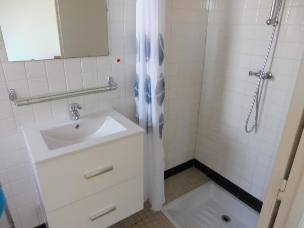 Kúpeľňa v ubytovaní Charmante maison à 600m de la plage, 4 pers, terrasse et jardin, quartier tranquille - FR-1-540-221