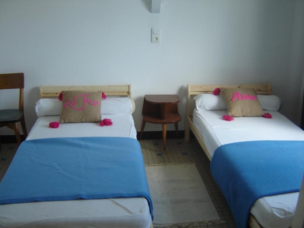 Posteľ alebo postele v izbe v ubytovaní Charmante maison à 600m de la plage, 4 pers, terrasse et jardin, quartier tranquille - FR-1-540-221