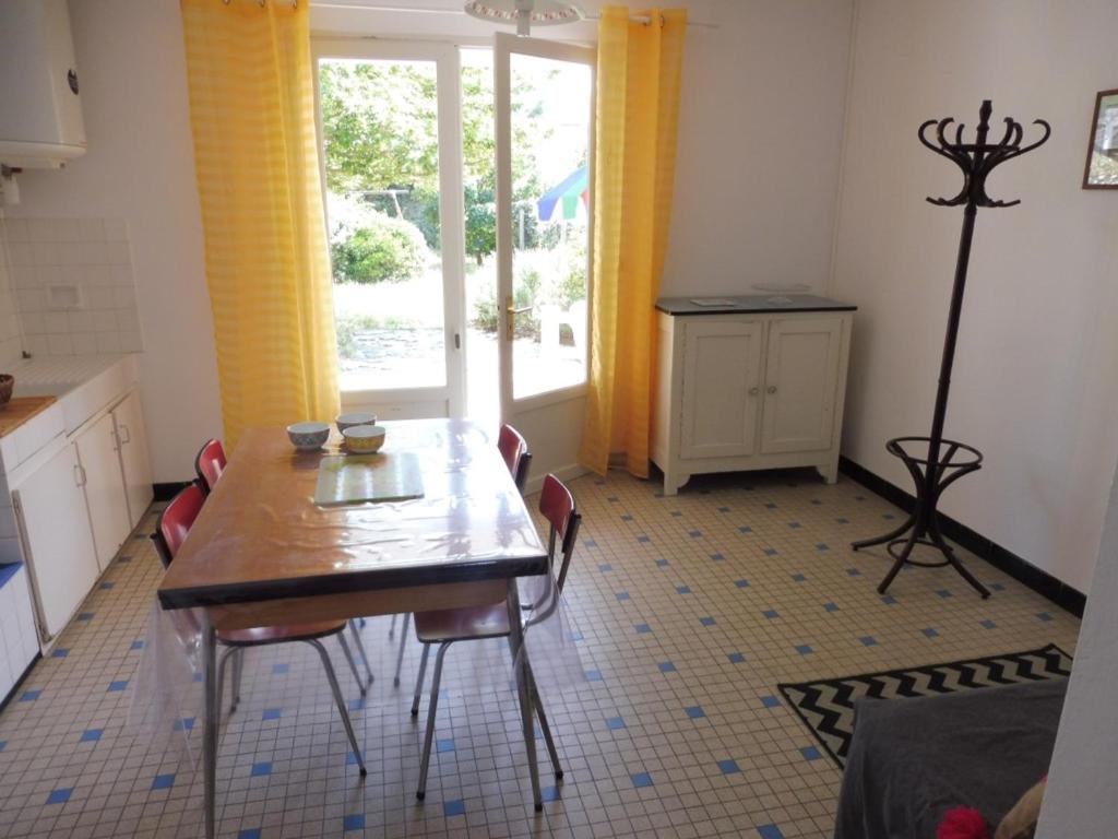 Fotografia z galérie ubytovania Charmante maison à 600m de la plage, 4 pers, terrasse et jardin, quartier tranquille - FR-1-540-221 v destinácii Notre-Dame-de-Monts