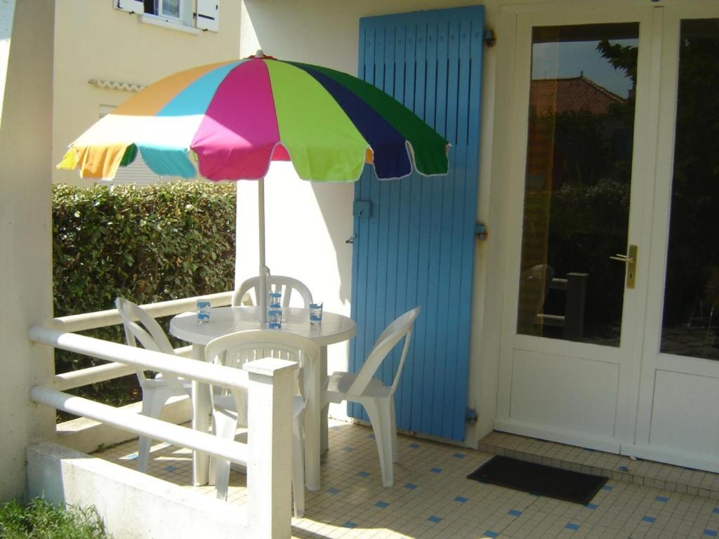 Fotografia z galérie ubytovania Charmante maison à 600m de la plage, 4 pers, terrasse et jardin, quartier tranquille - FR-1-540-221 v destinácii Notre-Dame-de-Monts