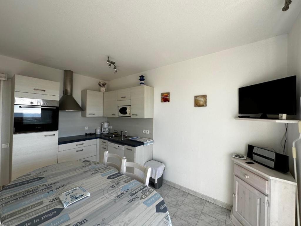 Kuchyňa alebo kuchynka v ubytovaní "Appartement face à l'océan avec terrasse - 5 pers, proche plage et activités, Notre-Dame-de-Monts" - FR-1-540-202