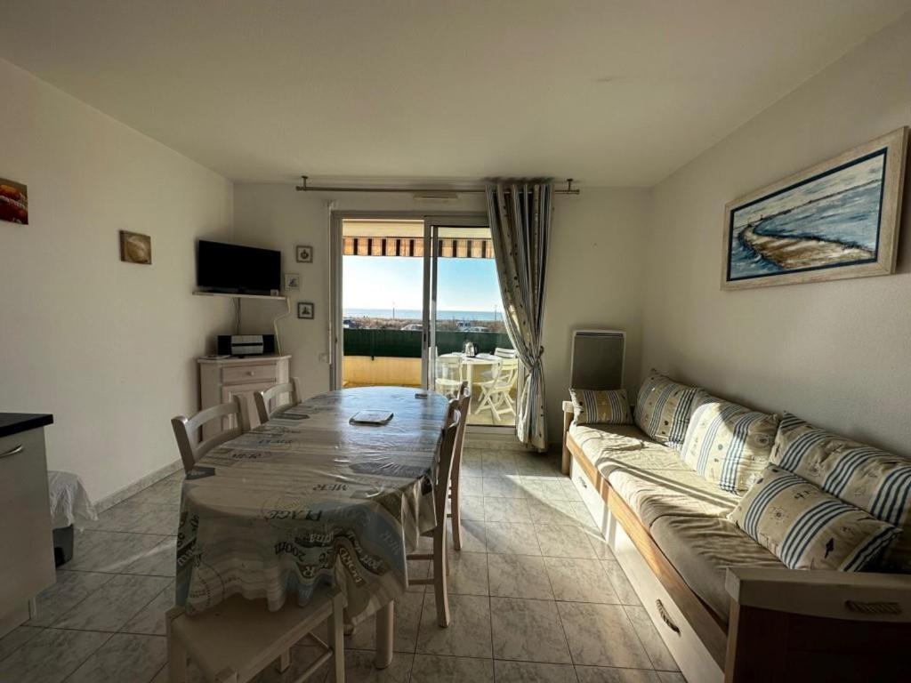 Televízia a/alebo spoločenská miestnosť v ubytovaní "Appartement face à l'océan avec terrasse - 5 pers, proche plage et activités, Notre-Dame-de-Monts" - FR-1-540-202