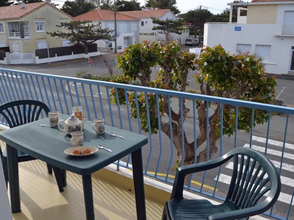 Balkón alebo terasa v ubytovaní Appartement lumineux 50m² à 100m de la plage - 4 personnes, balcon, parking, à Notre-Dame-de-Monts - FR-1-540-204
