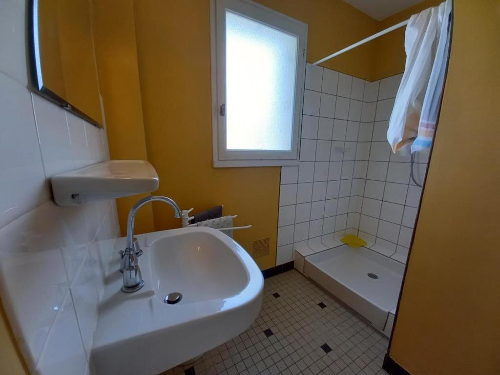 Kúpeľňa v ubytovaní Appartement lumineux 50m² à 100m de la plage - 4 personnes, balcon, parking, à Notre-Dame-de-Monts - FR-1-540-204