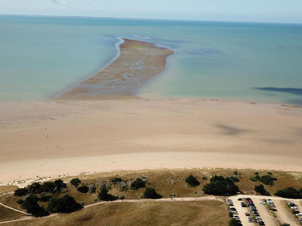 Fotografia z galérie ubytovania Maison Vendéenne, Plage à 700m, Grand Jardin, Animaux Admis, Idéale Famille/Friends - 4 Pers. - FR-1-540-235 v destinácii Notre-Dame-de-Monts