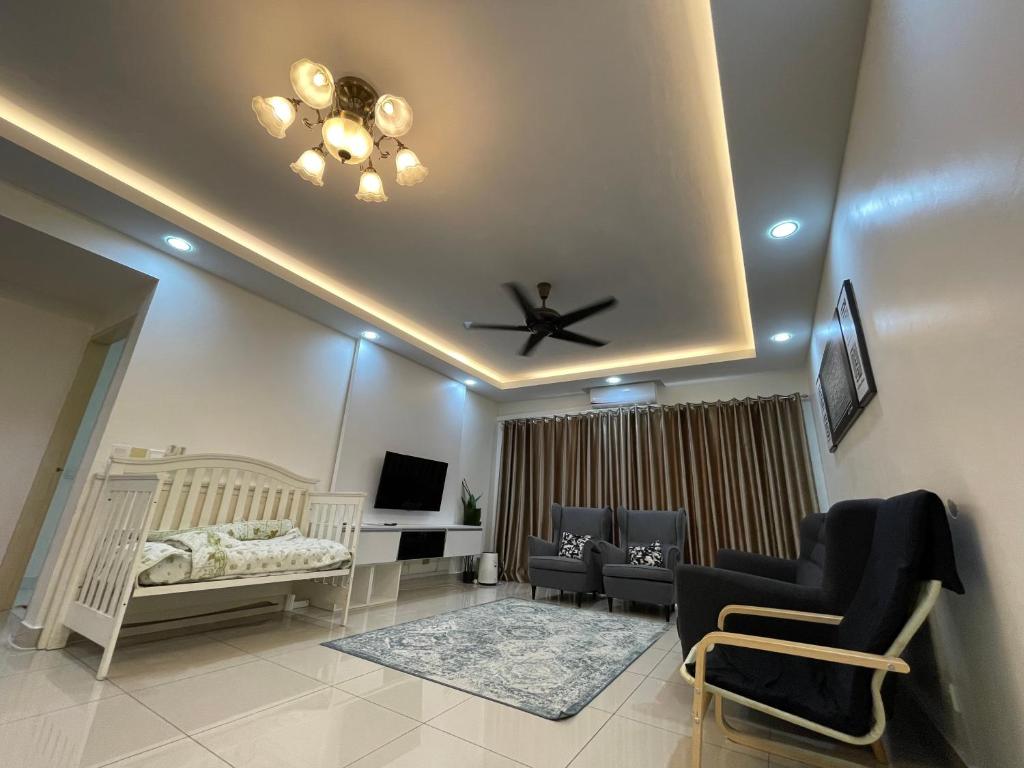 uma sala de estar com uma cama e uma ventoinha de tecto em Homestay Putrajaya em Putrajaya