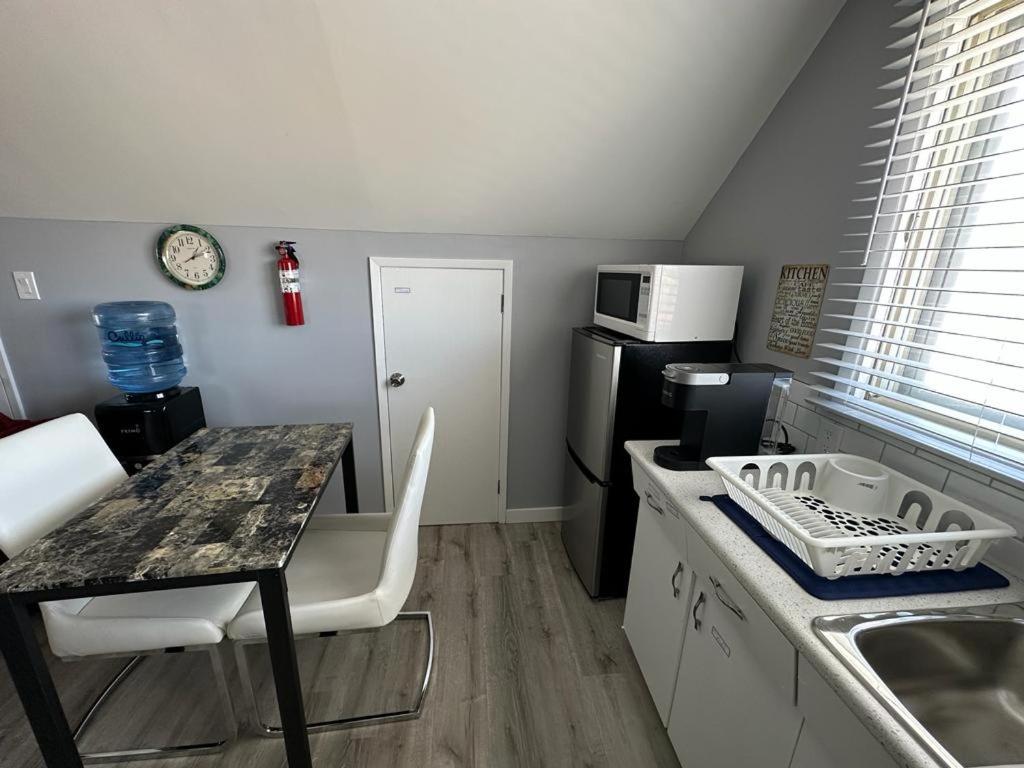 Kuchyň nebo kuchyňský kout v ubytování Spotless 4 Bedrooms 4 Beds Sleep 8 in Winnipeg