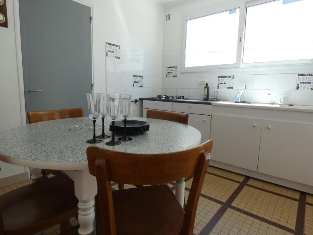 Kuchyňa alebo kuchynka v ubytovaní Appartement cosy à 100m de la plage – 5 pers, Équipé, 33m², Parking, Notre-Dame-de-Monts - FR-1-540-239