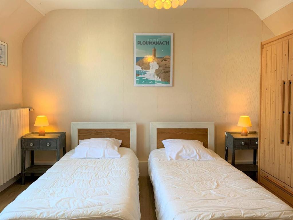 Posteľ alebo postele v izbe v ubytovaní Maison bretonne avec jardin, 2 chambres, centre de Perros-Guirec, proche plages et commerces - FR-1-368-385