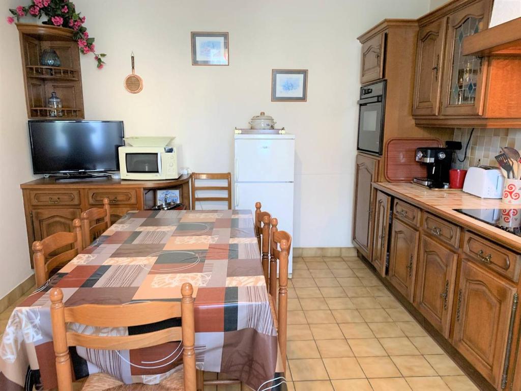 Kuchyňa alebo kuchynka v ubytovaní Maison bretonne avec jardin, 2 chambres, centre de Perros-Guirec, proche plages et commerces - FR-1-368-385