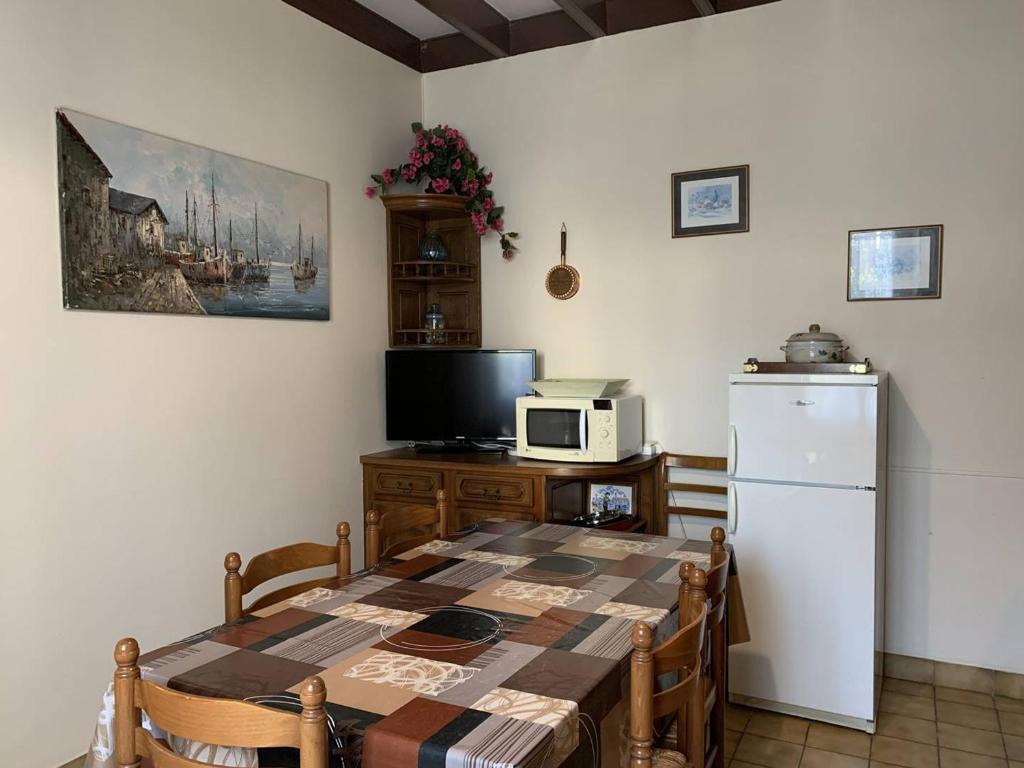 Kuchyňa alebo kuchynka v ubytovaní Maison bretonne avec jardin, 2 chambres, centre de Perros-Guirec, proche plages et commerces - FR-1-368-385