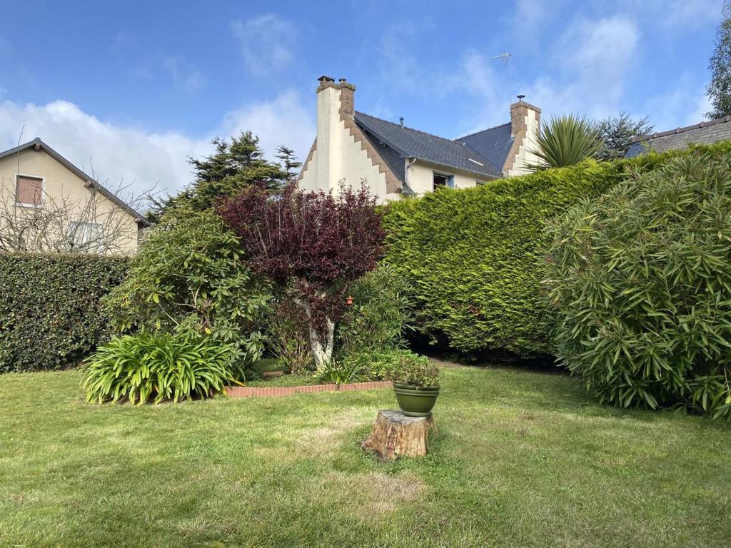 Vonkajšia záhrada v ubytovaní Maison bretonne avec jardin, 2 chambres, centre de Perros-Guirec, proche plages et commerces - FR-1-368-385