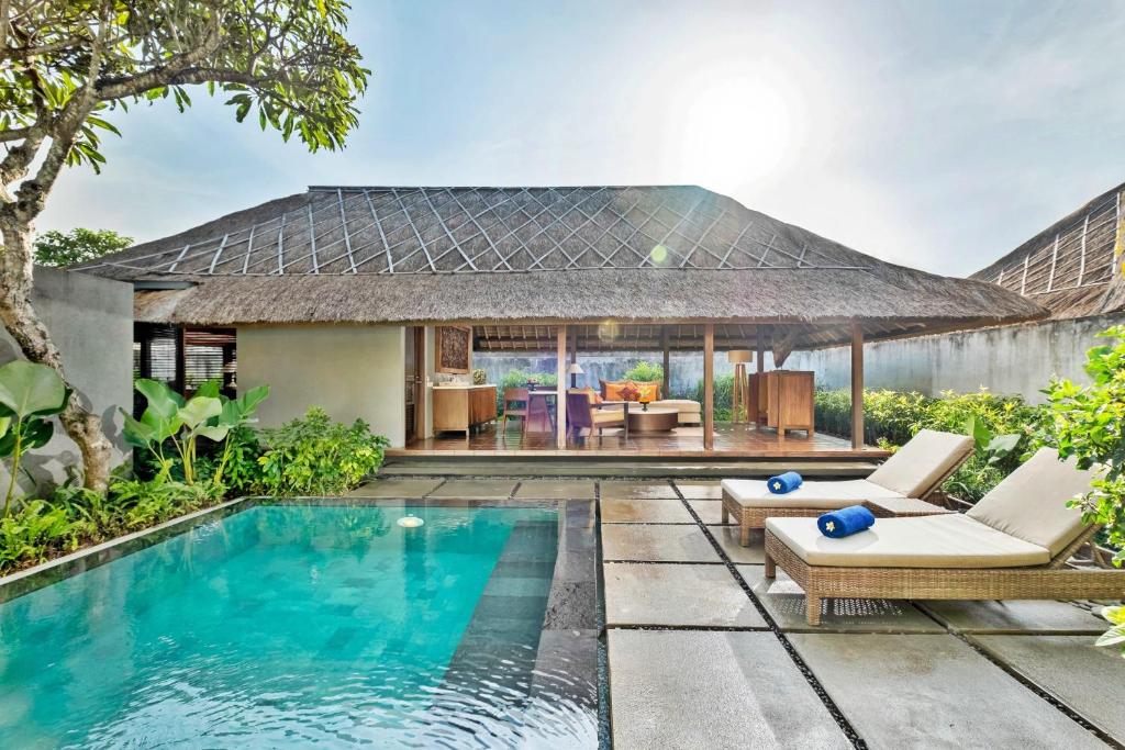 una imagen de una villa con piscina en Mayaloka Villas, en Seminyak