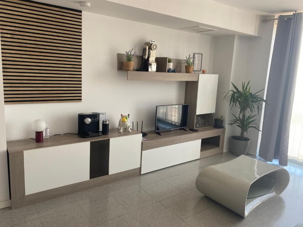 a living room with a tv and a couch at Acogedor Apartamento in Valencia