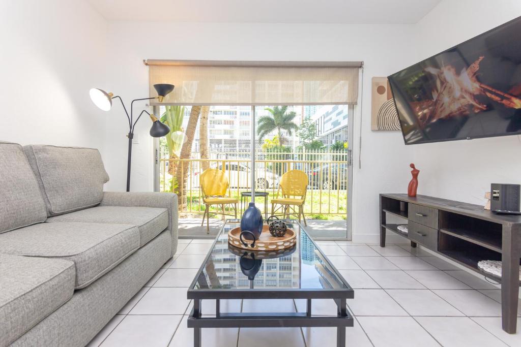sala de estar con sofá y mesa en One Bedroom Apartment - with Parking & Balcony - Heart of Wynwood, en Miami