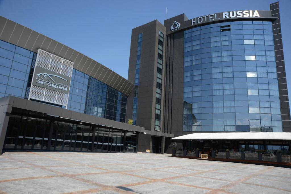 een groot gebouw met een hotel in Rusland erop bij Hotel Russia in Skopje