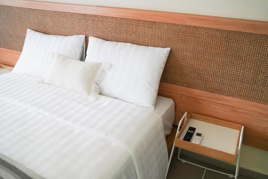 Postel nebo postele na pokoji v ubytování Roots Hotel Senggigi