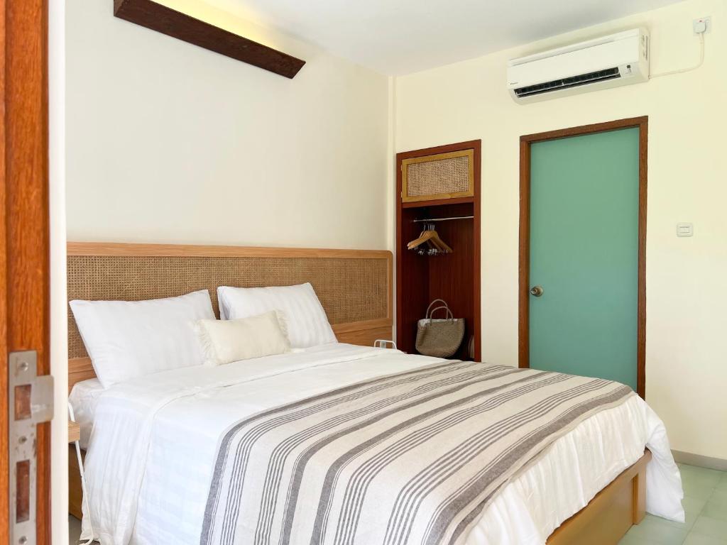 Postel nebo postele na pokoji v ubytování Roots Hotel Senggigi