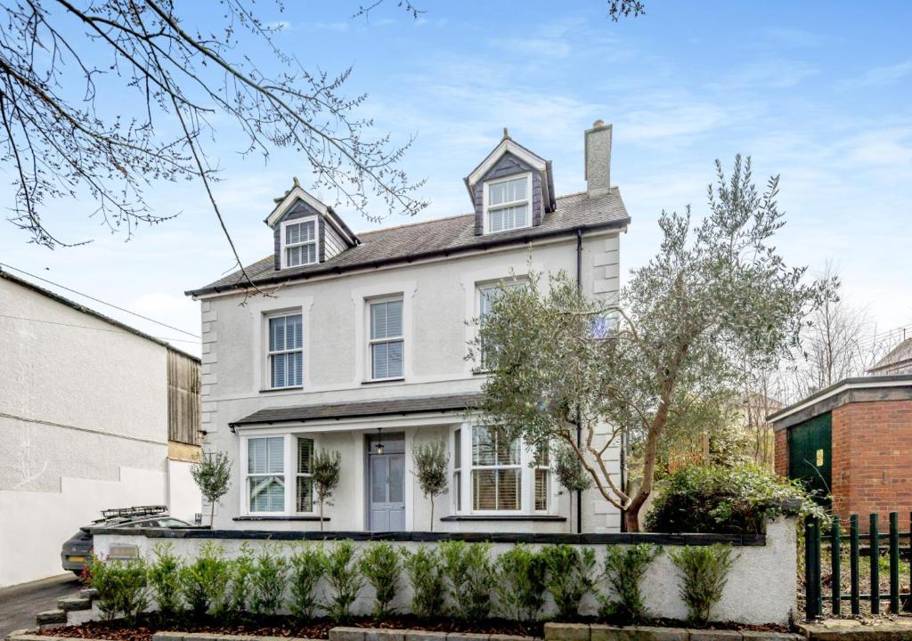 an image of a white house at Argraig in Abersoch