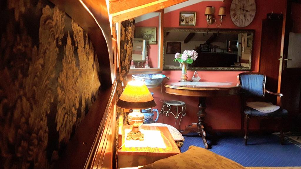 a room with a table with a lamp and a counter at Studios Kono in Kotor
