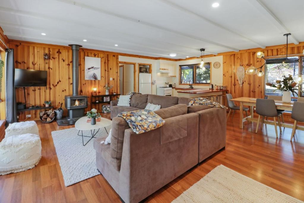 een woonkamer met een bank en een tafel bij Woodland Rise in Mount Buller