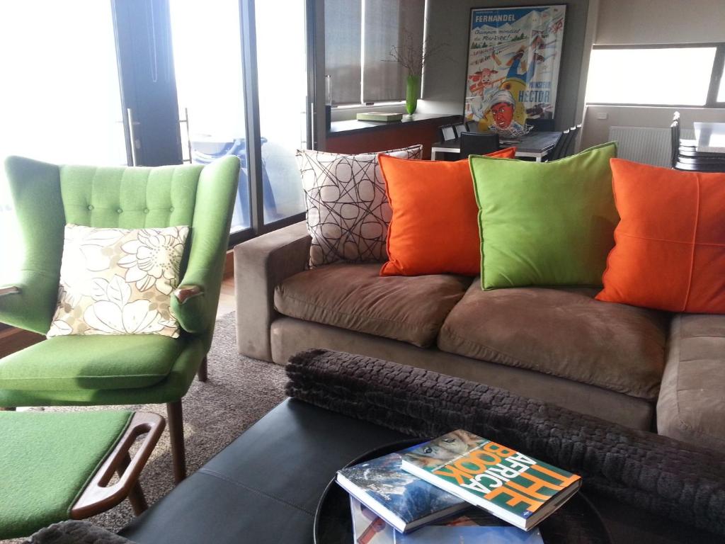 - un salon avec un canapé et deux chaises dans l'établissement Gran Sasso 3, à Mount Buller