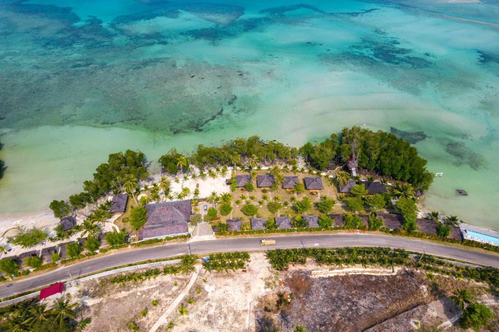 una vista aérea de un complejo en la playa en Bintan Exotica Resort, en Berakit