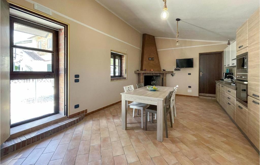 - une cuisine avec une table et des chaises dans la chambre dans l'établissement Gorgeous Home In Pisticci With Wifi, à Pisticci