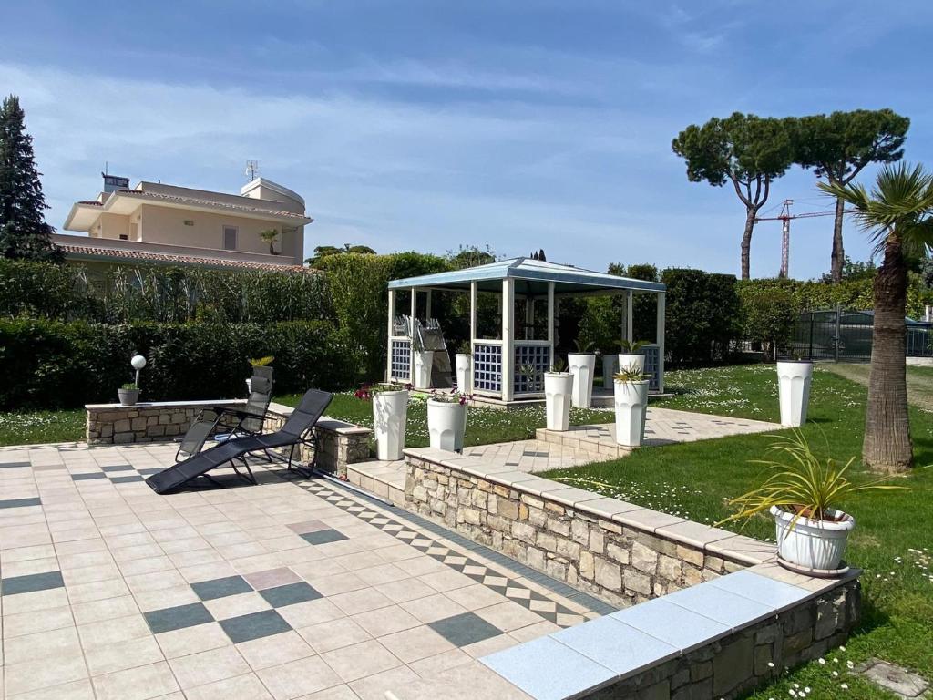 un banc dans un parc avec un kiosque dans l'établissement La Dolce Vita - Private Villa with Pool, à Moniga del Garda
