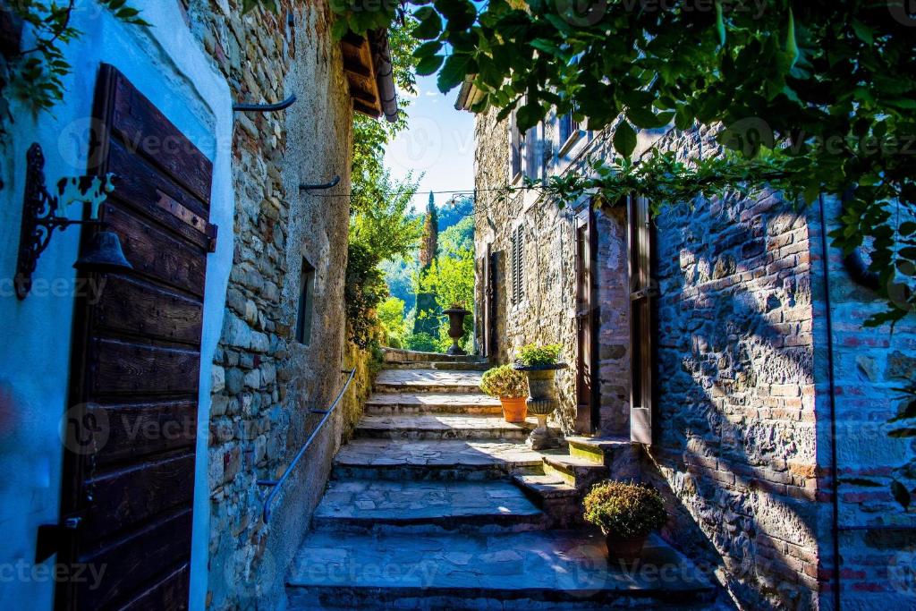 een steegje met trappen in een oude stad bij San Martino Vald'Afra in Sansepolcro