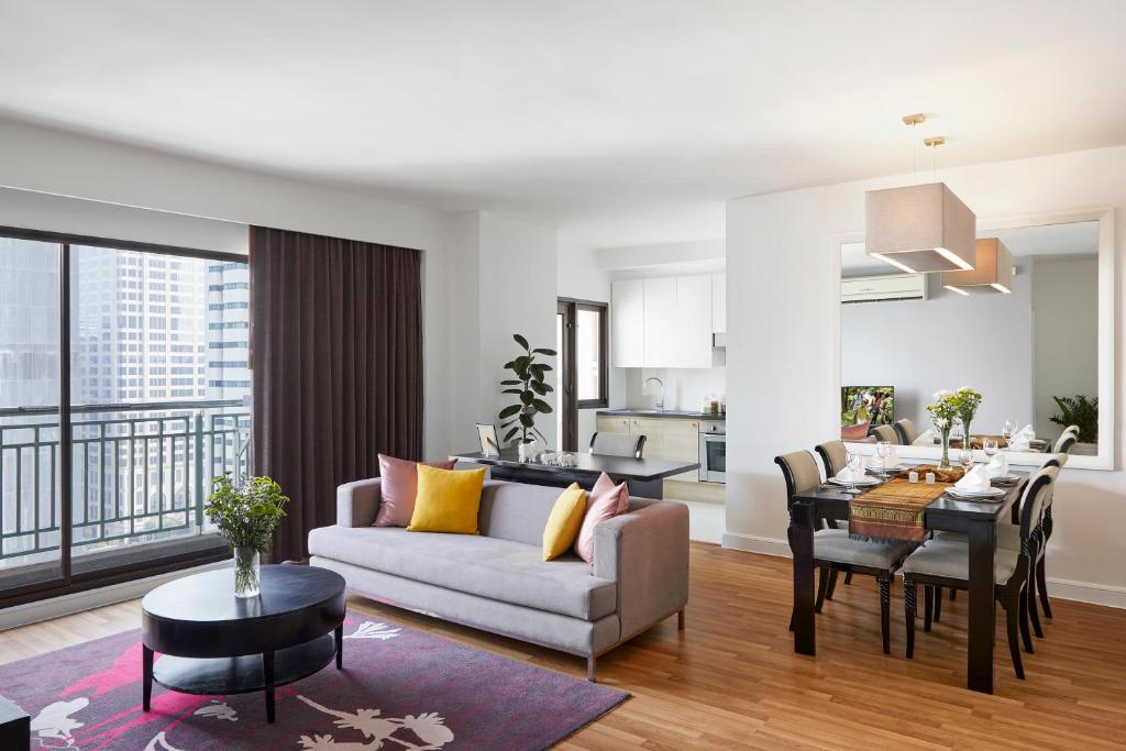 曼谷Somerset Park Suanplu Bangkok的带沙发和桌子的客厅