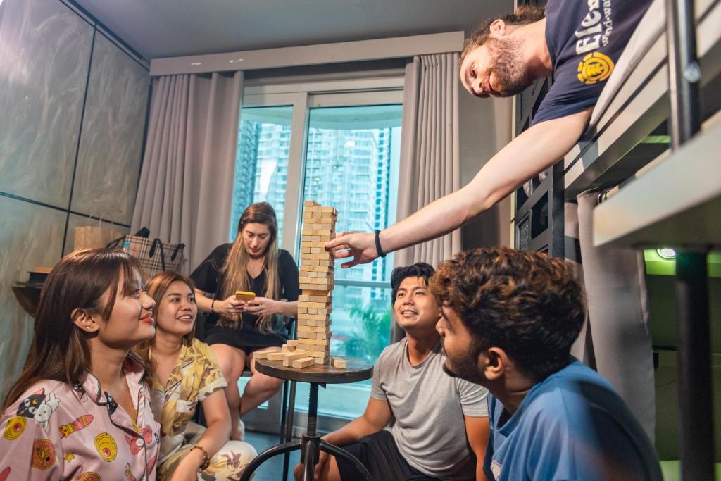 een man die een spel speelt met een groep mensen bij Abraham Manila in Manilla