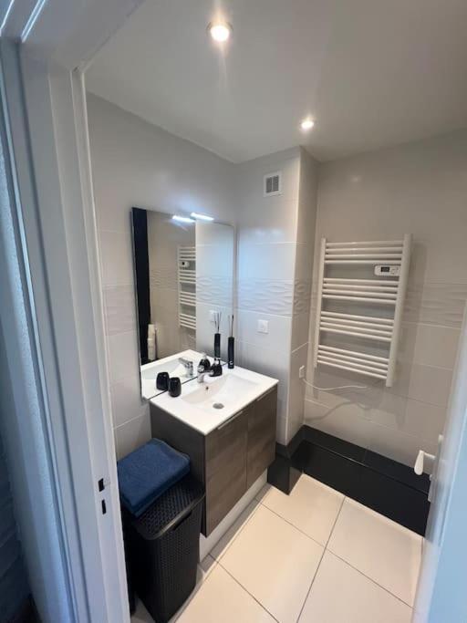 Kúpeľňa v ubytovaní Charmant studio cabin avec piscine.