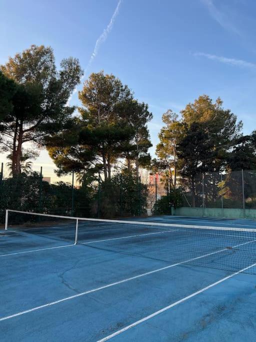Tenis alebo squash v ubytovaní Charmant studio cabin avec piscine. alebo jeho okolí