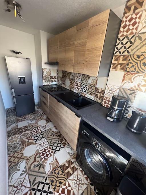 Kuchyňa alebo kuchynka v ubytovaní Charmant studio cabin avec piscine.
