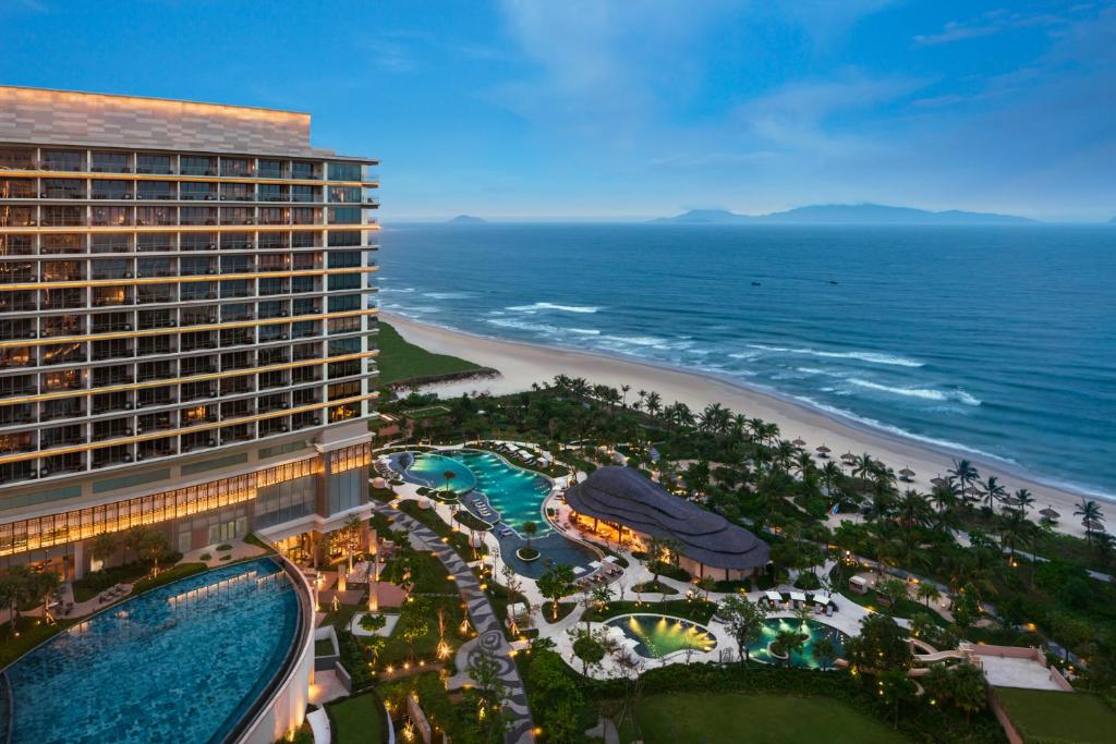 una vista aérea de un hotel y de la playa en New World Hoiana Beach Resort en Hoi An