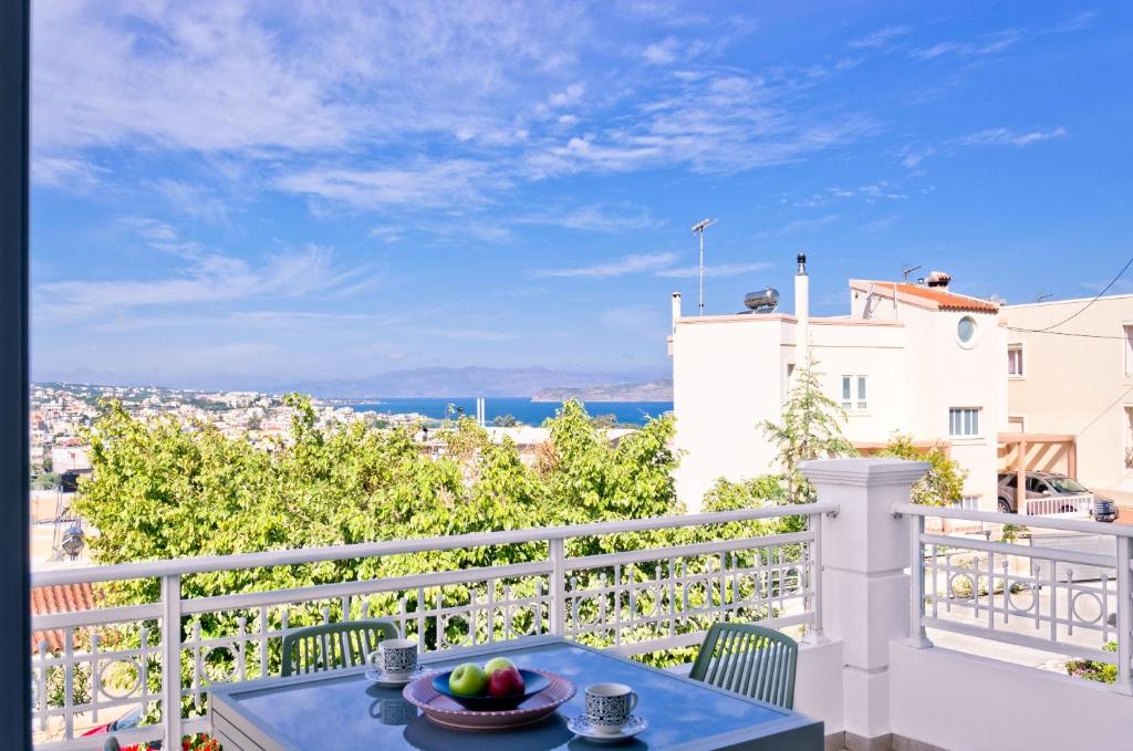 un tavolo su un balcone con vista sull'oceano di Barbaras Apartments a Kato Daratso