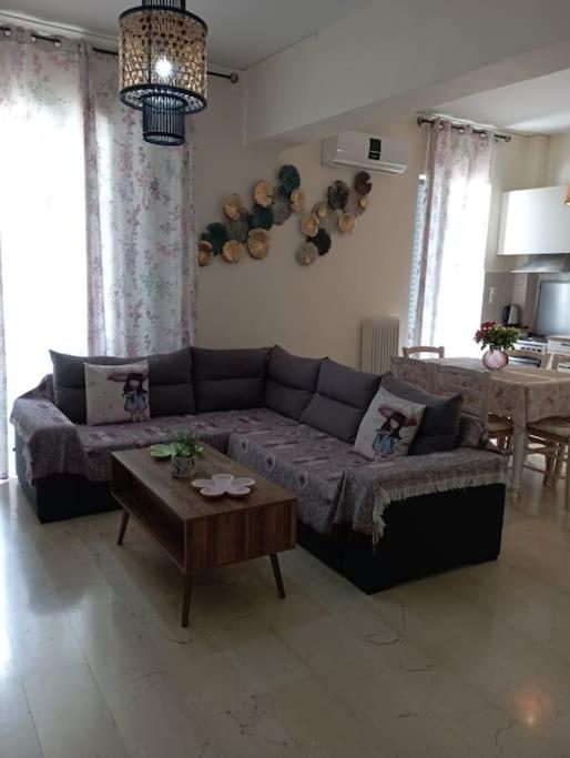 sala de estar con sofá y mesa en Ariadni's apartment 6 Heraklion Thenon en Heraclión