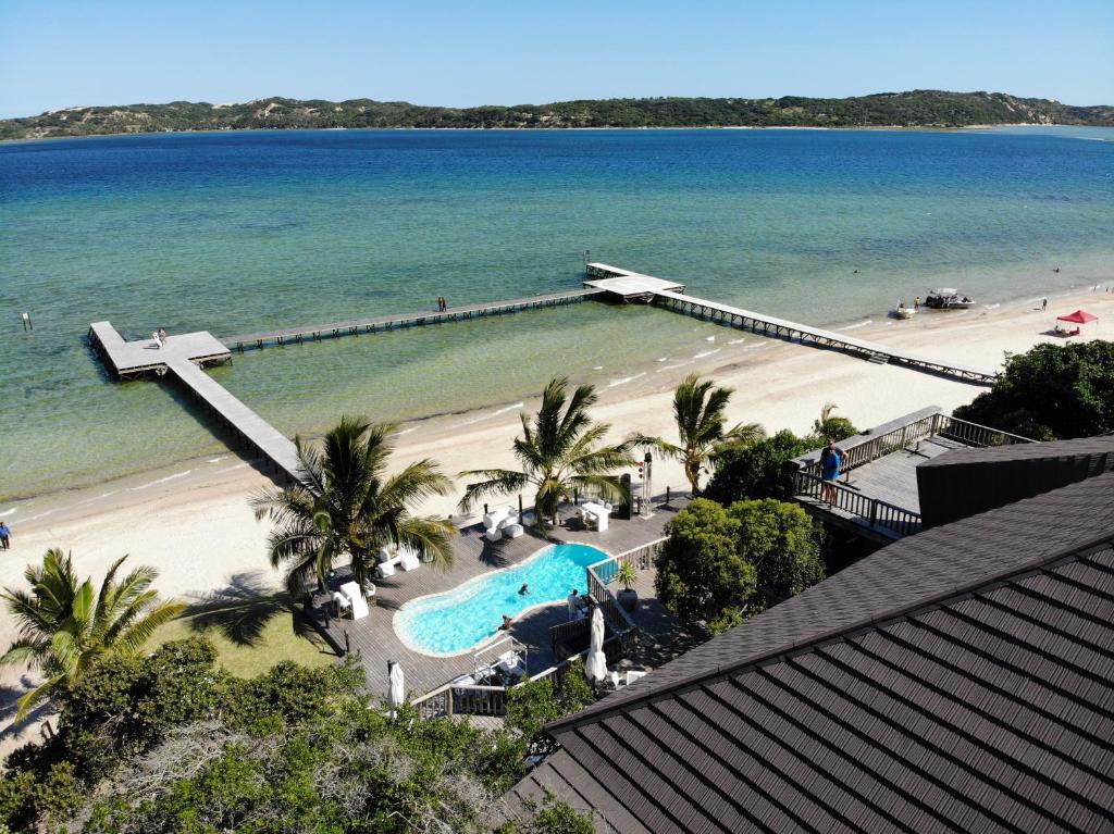 a view of a beach and a swimming pool at Mukumbura Lodge Bilene in Vila Praia Do Bilene