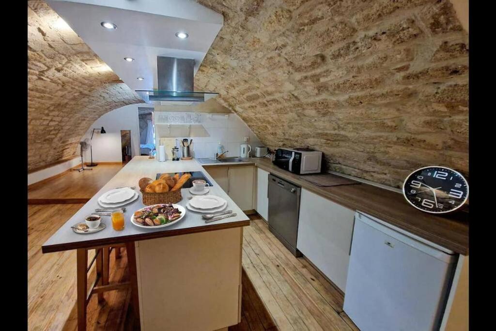 - une cuisine avec une table et un bol de nourriture dans l'établissement Superbe Appartement Rénové - Centre Historique, à Montpellier