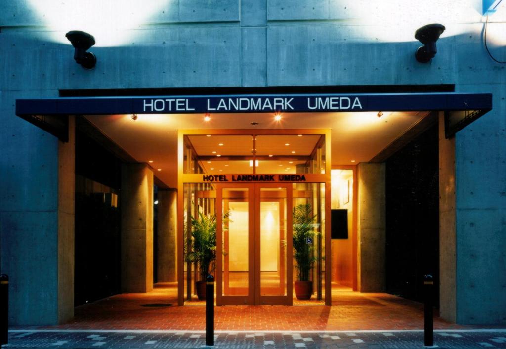 大阪市にあるホテルランドマーク梅田のホテルのランドマークンカを読む看板のある建物
