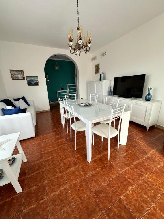 Telewizja i/lub zestaw kina domowego w obiekcie Residenza Elaya La Maddalena