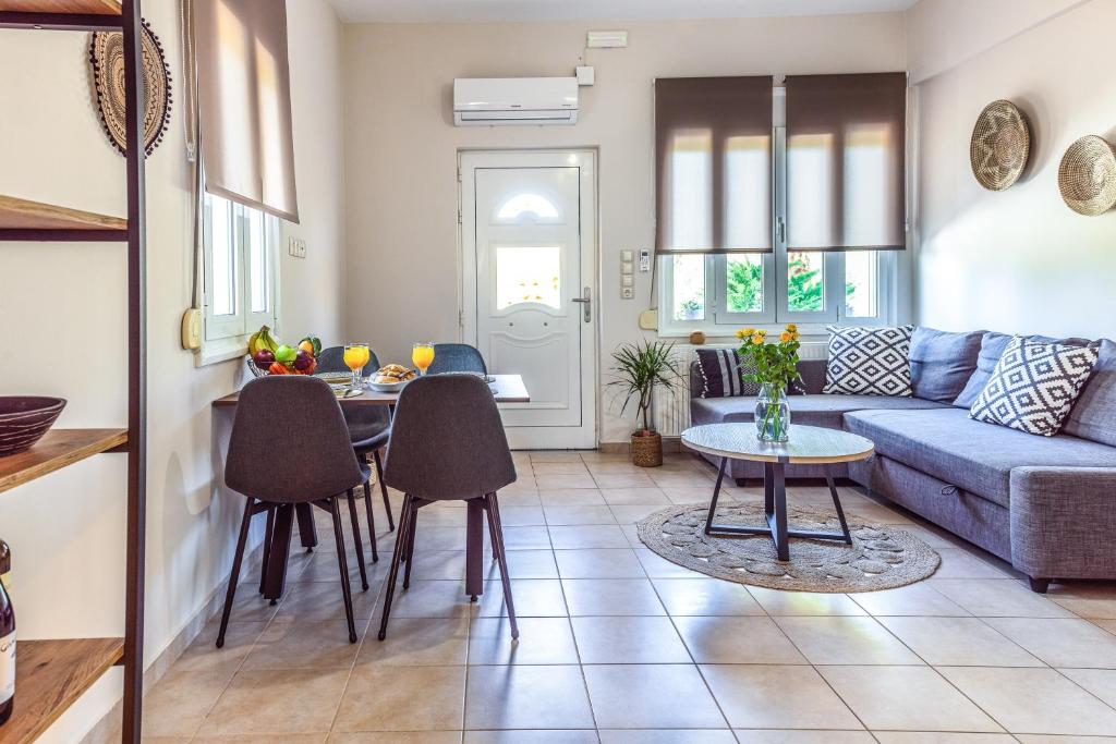 ein Wohnzimmer mit einem Sofa und einem Tisch in der Unterkunft Eleanna's House - 400m From the Beach in Rethymno