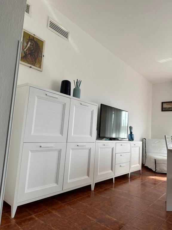 Telewizja i/lub zestaw kina domowego w obiekcie Residenza Elaya La Maddalena
