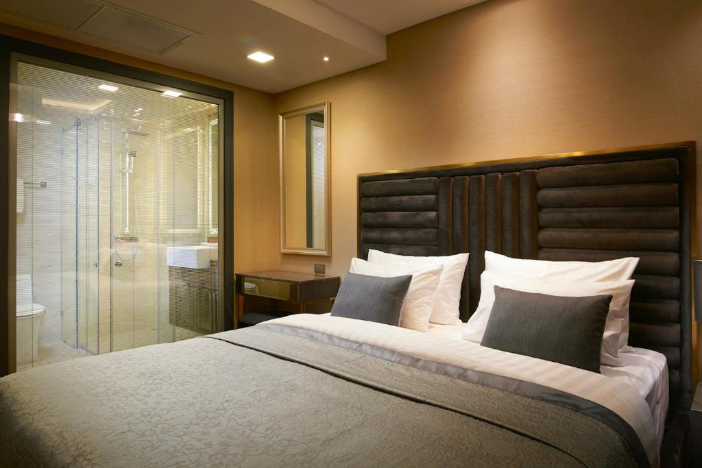 
Suite with City View
